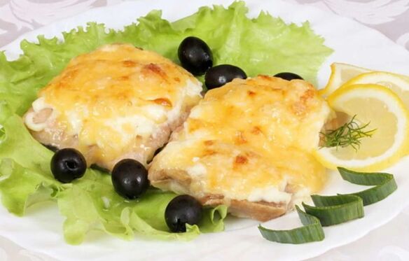 Cepta zivs ar sieru būs garšīgs un veselīgs ēdiens Vidusjūras diētas ēdienkartē. 
