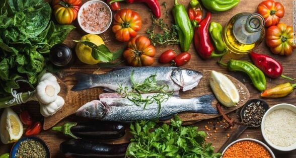 Zivis un dārzeņi ir galvenie produkti Vidusjūras diētā svara zaudēšanai. 